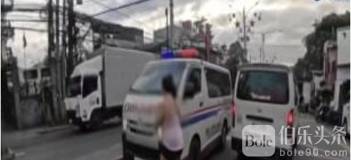 逆行救护车冲上人行道！菲律宾女子被撞滚倒地