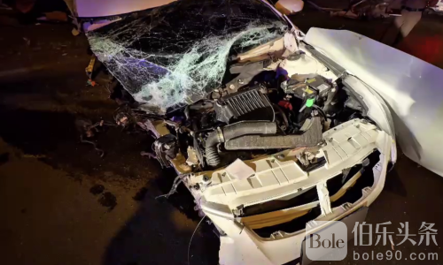 泰国车祸轿车被撞成两半！音乐男子当场身亡