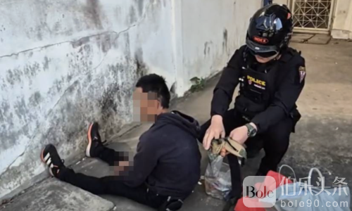 泰国男子公然坐在副警区长家门口吸毒！遭警方当场拘捕