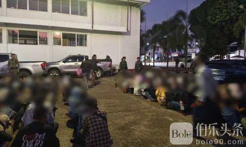 深夜围堵三辆皮卡！泰国边境一举截获114名非法移民