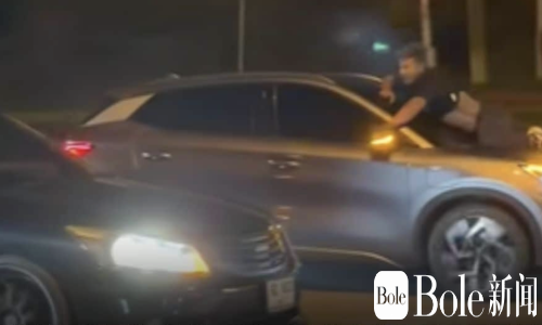 泰国街头惊现偷车贼！男子肉身拦车挂车头