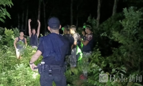 泰国惊险搜救：两名游客迷失山林警方火速救援