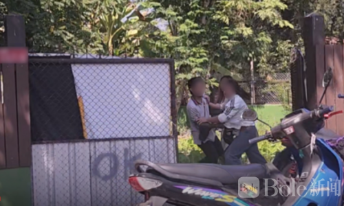 两名泰国女子为争夺老挝男友当街互殴！警方意外搜出私枪