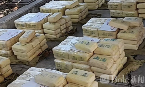 泰国警方路边逮捕毒贩 查获逾270万颗“摇头丸”