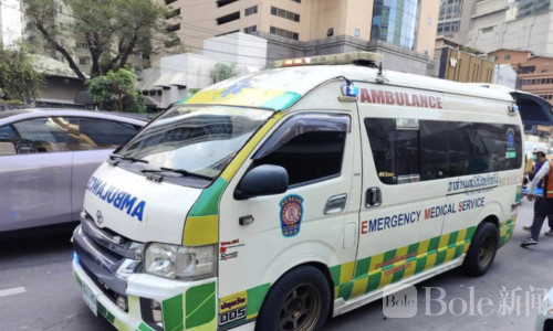 紧急！曼谷知名商圈塔吊坠落致两名工人受伤