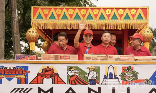 井泉大使携马尼拉市长共庆春节 花车游行喜迎新春