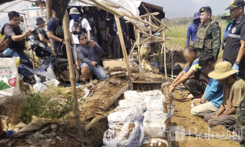 清莱查获600万颗冰毒 三名嫌犯藏匿30麻袋等待运输