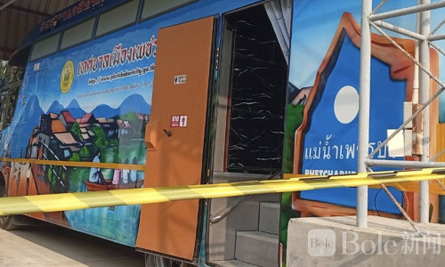 泰国移动厕所惊现彩票摊贩尸体，现场恶臭扑鼻震惊众人