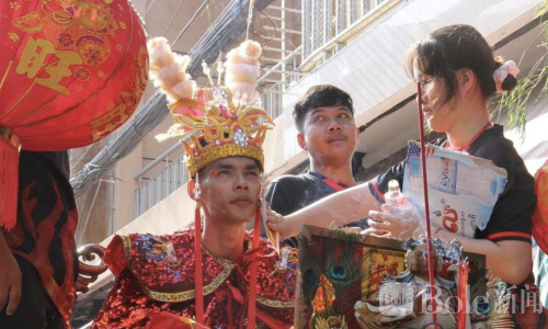 柬埔寨金边华人元宵游神，庆祝新年祈福平安