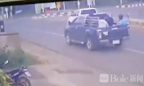 暴力追击！泰国皮卡撞倒3名摩托少年