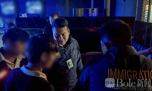 外劳非法打工被抓！泰国警方联合行动连扫酒吧与餐厅