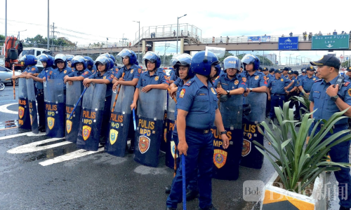 马尼拉爆大规模抗议！杜特尔特被捕满一年引发关注