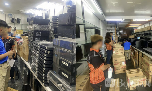 邦板牙查获710万比索疑似劣质电脑，2名嫌疑人落网！