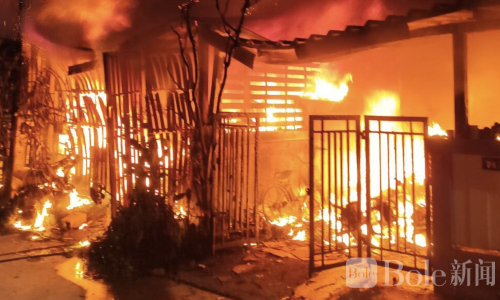 泰国清晨住宅区突发大火！火势瞬间吞噬房屋