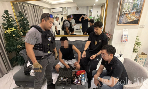 芭堤雅突袭中国毒贩窝点！查获17瓶笑气30件毒品