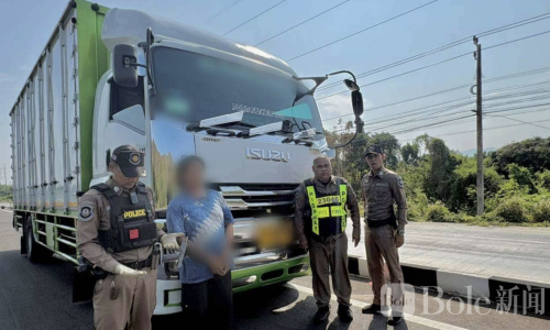 泰国公路惊现“持枪司机” 六轮卡车司机持枪恐吓被捕！