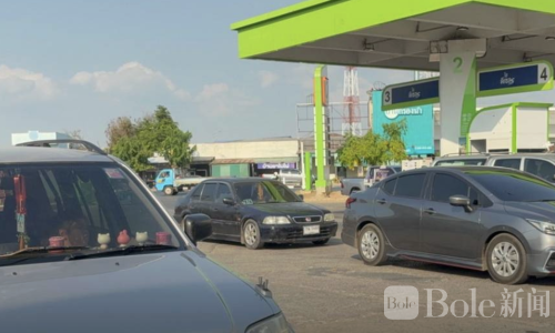 泰国加油站油料告急！居民争先恐后储备燃油