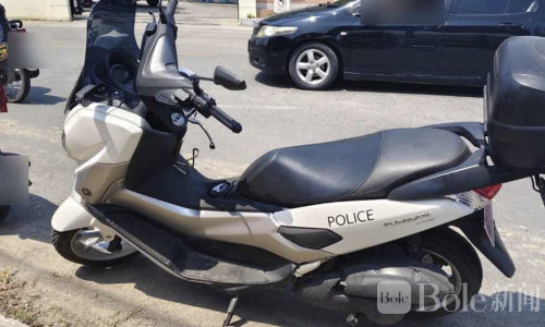 惊险追逐！外国游客偷警用摩托狂飙至桥下跳水逃逸