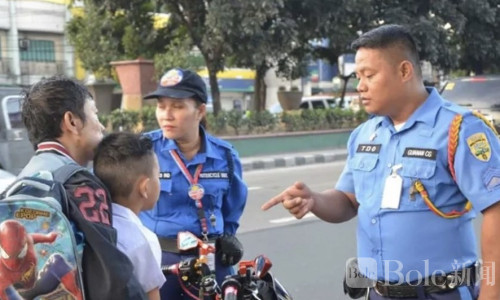 摆明欺负中国人！菲警当街恶意碰瓷还想动手