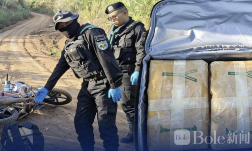 泰国毒贩见关卡秒怂！弃车丢24万颗毒品狂逃