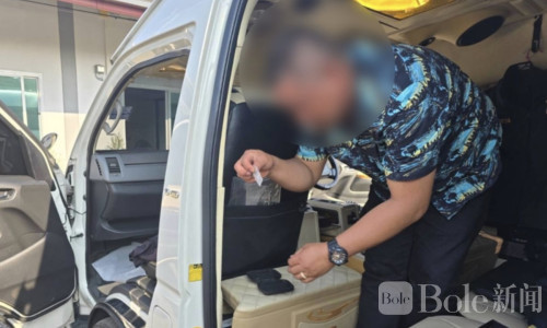 泰国两男子持假警官证、藏毒品，持枪恐吓路人被捕！