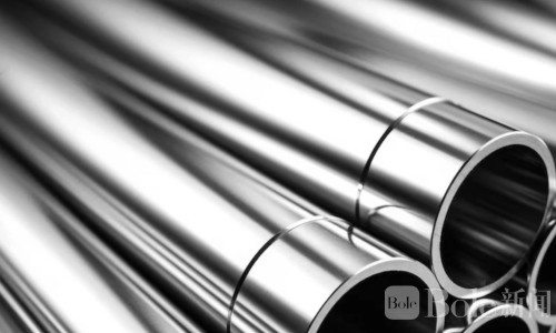 黎刹省电脑店惊现暴力袭击：男子遭四人铁管殴打！