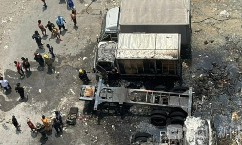 熊孩子玩火酿祸！马尼拉汤都三辆卡车烧成灰