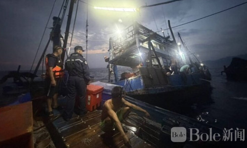 凌晨撞礁险沉，渔船受损泰国四名船员获救