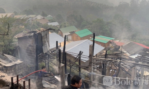 清迈星空阳台民宿火灾，烧毁严重游客紧急撤离