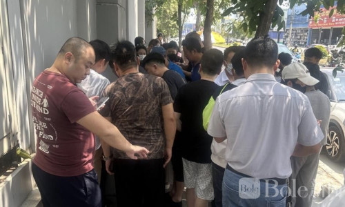 汇旺维权不断升级，储户怒聚银行门口签名抗议