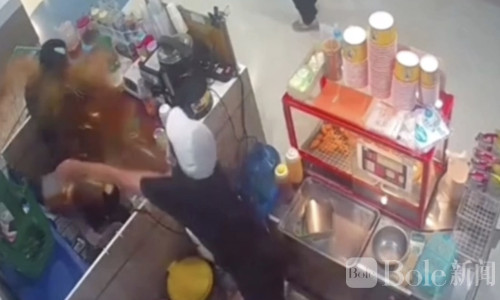 泰国女子因积怨将滚烫油泼同事，被控“谋杀未遂”！