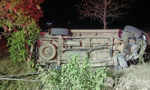 泰国男子驾皮卡返家途中翻车身亡，车辆严重损毁