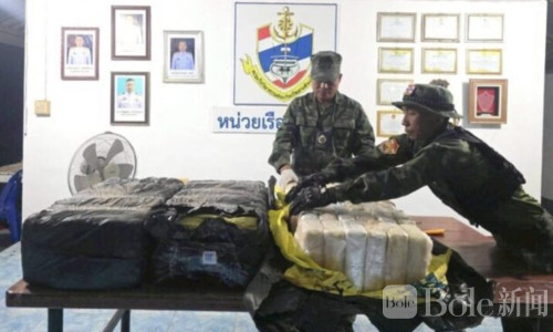 湄公河惊险冲关：毒贩冲撞军警，百万粒冰毒洒落现场