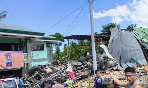 达沃市惨烈车祸：10轮货车失控撞入体育馆致4死
