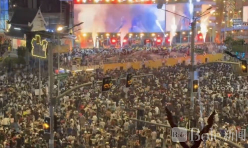 清迈迈亚商场泼水节人潮爆满，年轻人挤爆现场