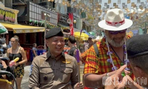 曼谷考山路迎泼水节狂欢，600名警力+无人机严密布控