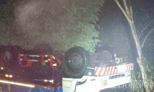 惊险！华欣旁路油罐车侧翻，16000升燃油泄漏封路