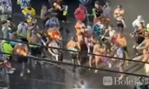 泰国普吉芭东游客失控，泼水围攻客车引争议升级