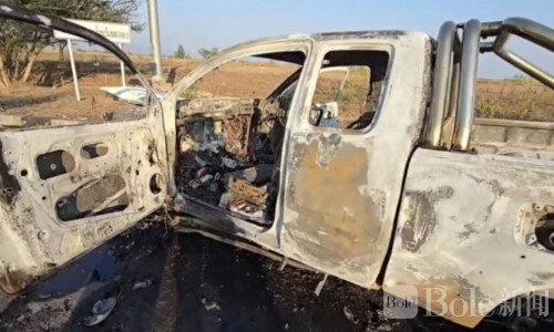 高温曝晒引火灾！泰国皮卡突发爆燃整车烧成废铁