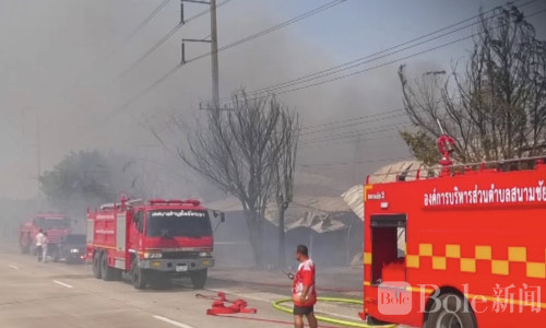泰国素攀府仓库突发大火，整栋被毁损失数百万泰铢