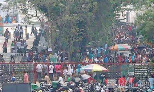 烈日下排队领救济金，菲律宾一摩托出租车司机突然倒地身亡