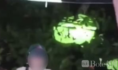 泰国泼水节翻车！女子酒后失控脱衣，现场围观者拍不停