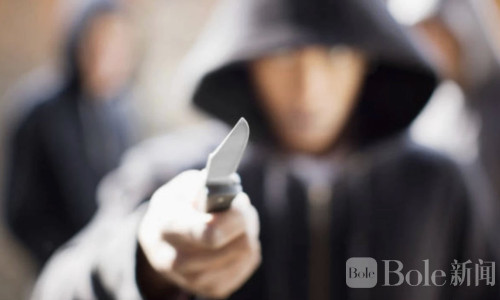 一边祈祷一边抢劫？黎刹省男子持刀劫走印度商人钱财