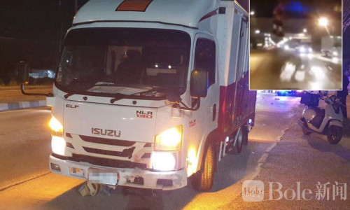 摩托“飞越隔离带”猛撞货车，泰国男子当场身亡！