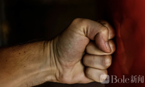 菲律宾兄弟酒后互殴，弟弟竟被哥哥活活打死！