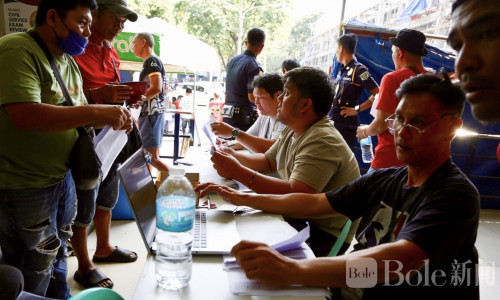 排队混乱引发紧张！菲律宾出租车燃油补贴发放现场一度失控