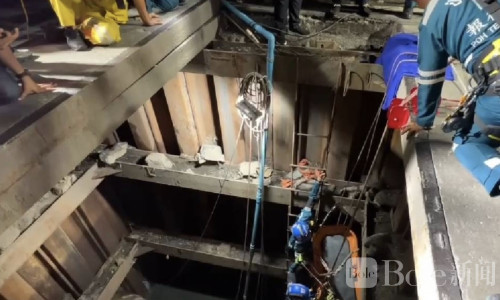 路面突然塌了！摩托车直接掉进5米深坑女子昏迷获救