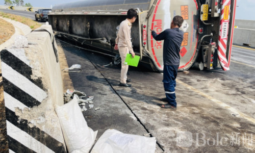 泰国油罐车侧翻：5000升燃油洒满路面，现场紧急封锁！