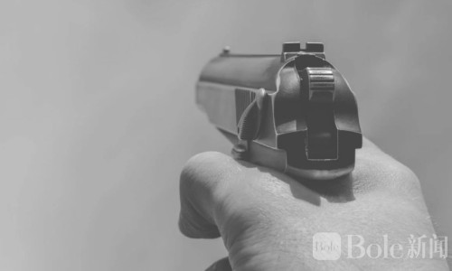 正打手游突遭枪杀！菲律宾男子街头被摩托枪手近距离开枪身亡