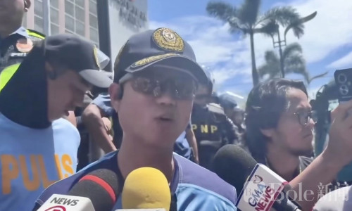 马尼拉五一集会突发暴力冲突，警员遭围殴抢劫！